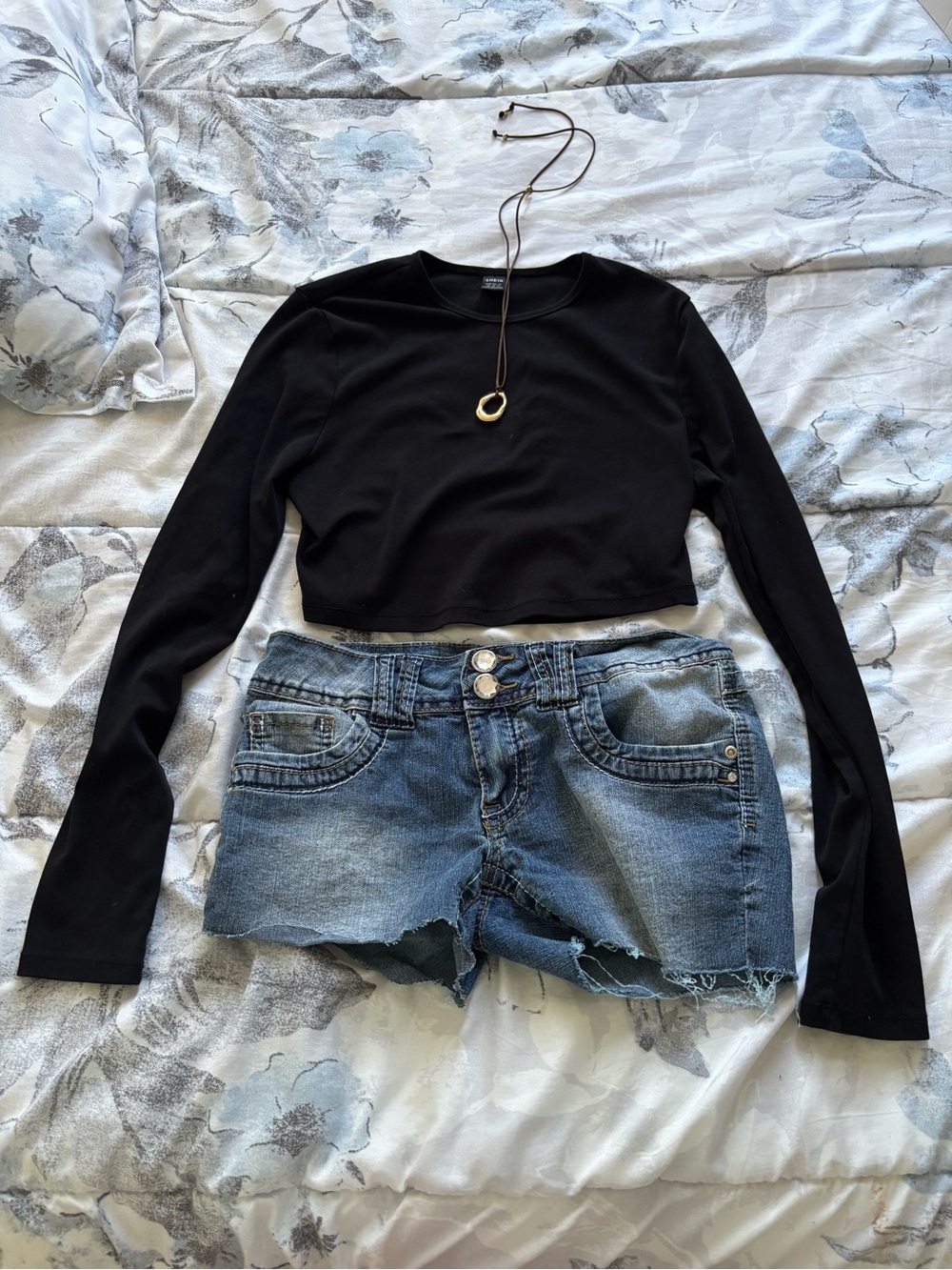 Shein • Black Long-Sleeve Cropped Top - Women's Stylish Tee